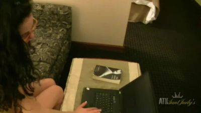 MILF Morganna Pleasures Herself - veryfreeporn.com