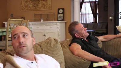 Alyce Sage & Kimberly Moss: Rave Trade Handjob Action - porntry.com