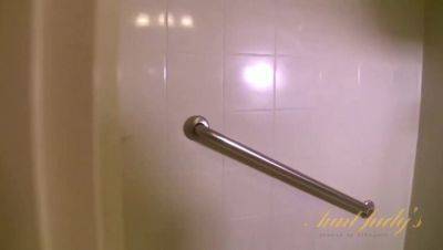 Kelly enjoys a soothing bath - porntry.com