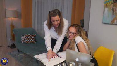 Mature tutor Eva Jayne gives personal lesbian lesson to Desiree with toys - porntry.com