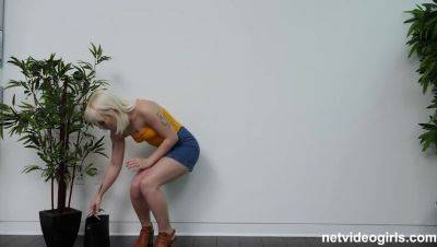 Blonde Naomi: Close-Up Casting - porntry.com