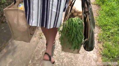 Food Massacre In The Car - hclips.com