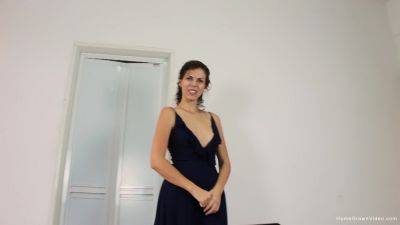 Julia is sure she's going to get the sale, but first she gets the reward! - hclips.com