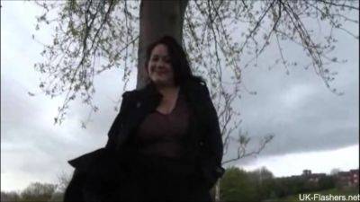 HUGE Juggs Allert! Flashing and Pissing through London! - txxx.com - Britain