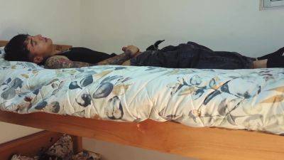 Mi Hermanastra Se Masturba En Cama De Abajo Y Me Convence De Darle Mi Leche - hclips.com