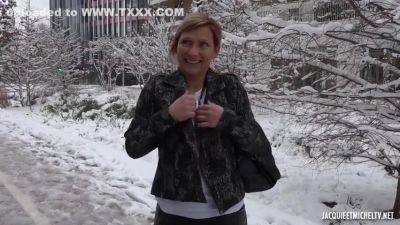 Laura (41) - Responsible For Purchasing - hotmovs.com