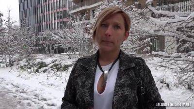 Laura (41) - Responsible For Purchasing - hotmovs.com