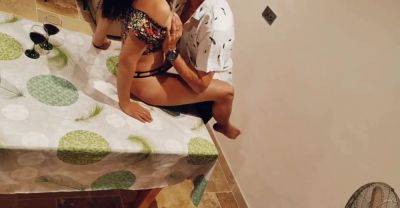 Prend moi sur la table comme une chienne - txxx.com