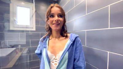 Ariana's very first time with a woman... - hotmovs.com