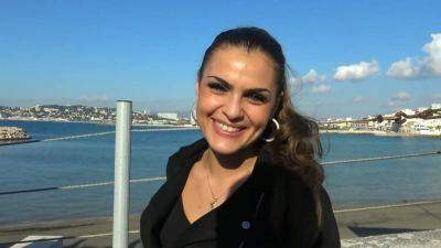 Claudia wants to be the center of attention! - hotmovs.com