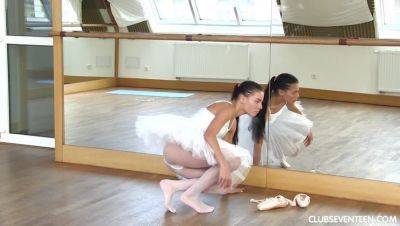 Ballerina masturbating before class - porntry.com
