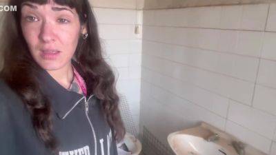 Espanola Fuma Se Masturba Y Habla Sucio En Casa Abandonada - upornia.com