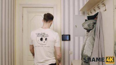 SHAME4K. Tanya Foxxx treats friend's stepson with a cake and gets a dick back - hotmovs.com - Russia