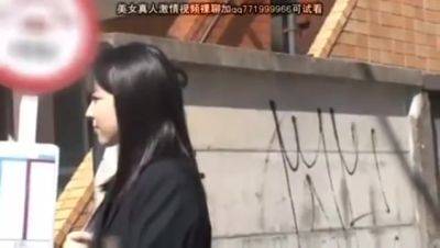 07121,A woman who screams in agony - hotmovs.com