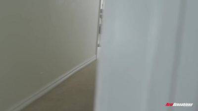 Stepsister Zoe Gets Caught - upornia.com