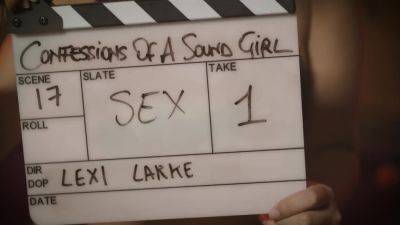 Pussy Licking Lesbians Enjoy A Seductive Threesome - hclips.com