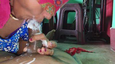 Ganw Ki Desi Randi Bhabhi Land Par Ice Cream Lagakar Kaise Maze Se Chat Rahi Bhabhi Ka Feverete Land Our Feverete Ice Cream - desi-porntube.com - India