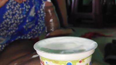 Ganw Ki Desi Randi Bhabhi Land Par Ice Cream Lagakar Kaise Maze Se Chat Rahi Bhabhi Ka Feverete Land Our Feverete Ice Cream - desi-porntube.com - India