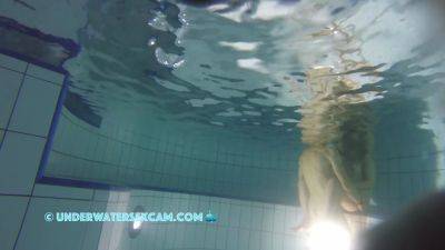 They Have Sex Underwater While Other People Watch - hclips.com