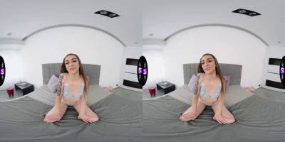 Nicole Sweet rubs her shaved pussy in virtual reality solo session - sexu.com