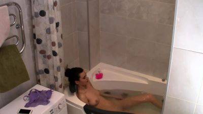 Girlfriend looking yummy naked in the bathtub - drtuber.com