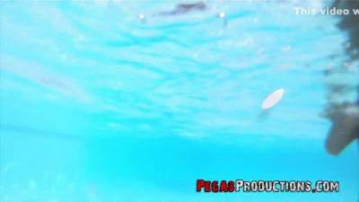 Shows Her Pussy Underwater - Sweet Amy Lee - hotmovs.com