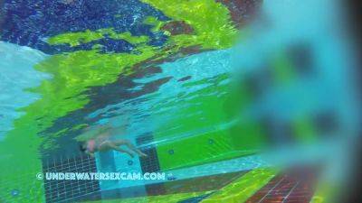 These Two Arab Beauties Are Practicing Swimming - hclips.com