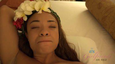 Jamie Had An Amazing Time At The Luau, And Now She Wants To Have More Fun - hotmovs.com