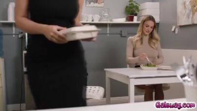 Emma Reveals That She Cant Eat Nuts - hotmovs.com