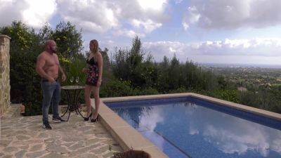 Chanie Sky In Hart Gefickt Am Pool - hotmovs.com