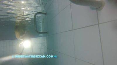 Her Pussy Also Gets Really Wet In The Water While Fucking - hclips.com