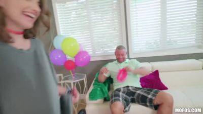 Packing Light 1 - Stevie Grey - videomanysex.com