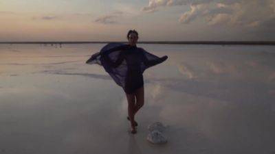 Erotic Dance On Salt Crust Of Salt Lake Elton - hotmovs.com