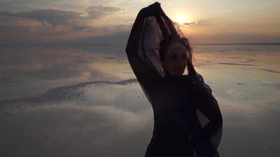 Erotic Dance On Salt Crust Of Salt Lake Elton - hotmovs.com