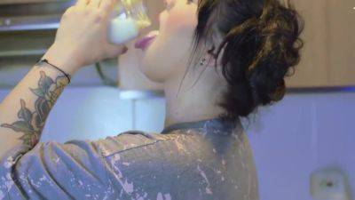 Veneca Excitada Metiendose Un Pepino Completo 12 Min - hotmovs.com