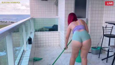 I hired the mischievous maid in shorts, her ass is irresistible, I'm mad with desire - veryfreeporn.com