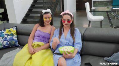 Horny Dharma Jones Goes Lesbian - videomanysex.com