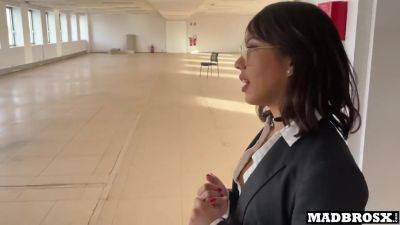 A Real Estate Agent Fucked During A Visit And In The Toilet To Sell Her Property !!! - hotmovs.com