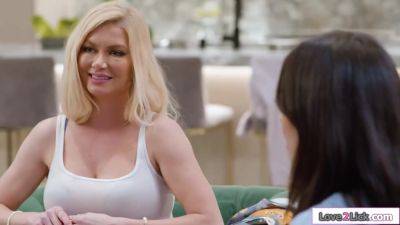 I give my stepmom her first lesbian kiss - hotmovs.com