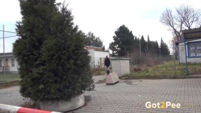 Chicks Squeezed The Bladder And Pee Themselves - hotmovs.com