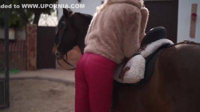 Riding On The Farm 10 Min - upornia.com