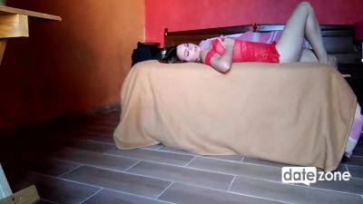 Super Hot Babe Spreads Her Long Legs And Rubs Her Clit Till Cumming 11 Min With Emily Thorne - hclips.com