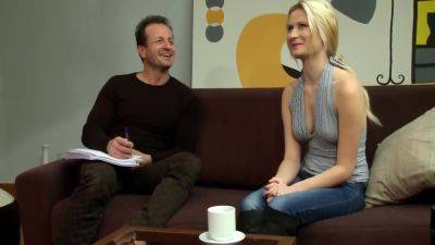 An Experienced Woman With Golden Hair Gets Her Pussy - upornia.com