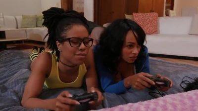 Bialas Zapina Mokre Pizdeczki Ciemnoskorych Suczek - upornia.com