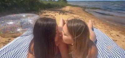 Marina baise une amie sur la plage - txxx.com - France