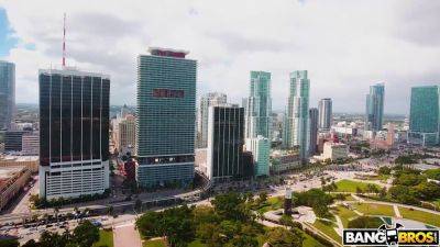 Kira Perez Wiggle Her Ass & Get Boned Hard by Stepdad's Cock - sexu.com