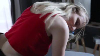 Mrs b en jupe cuir saute sur son mec - txxx.com