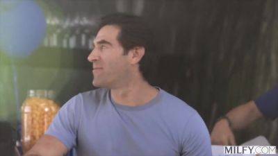 Kianna Sucking Cock In Blowbang - upornia.com