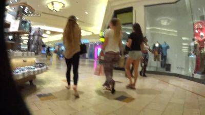 Jiggly Teen Ass Mall Candid - voyeurhit.com