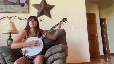 Playing Banjo - upornia.com
